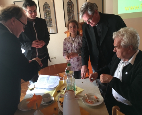 St. Walburga Pfarrheim in Werl mit Diakon Fricke (links) und Klaus Lauck (rechts)