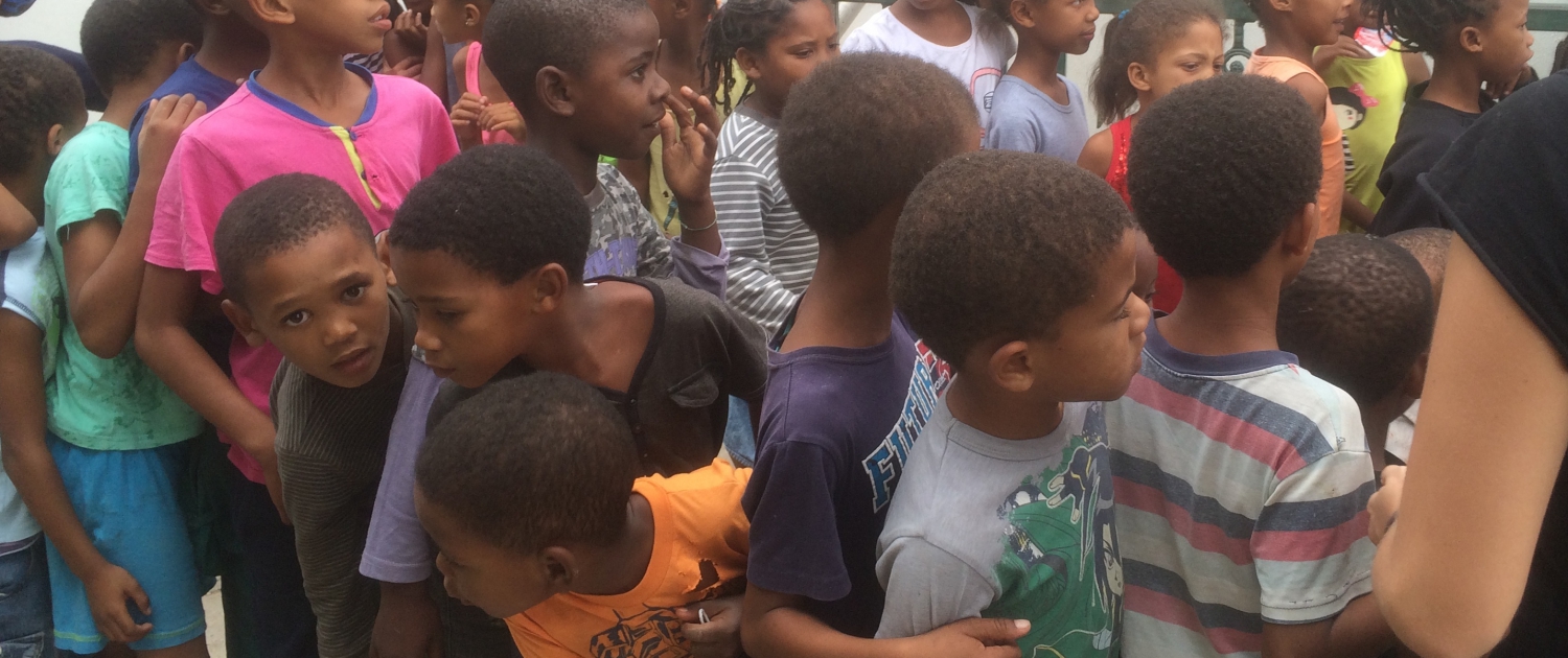 Kinder am Eingang zum Center