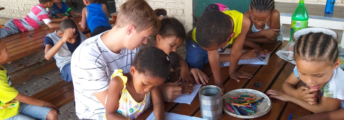 Luis Laufmöller mit Kindern in Haus Luigi