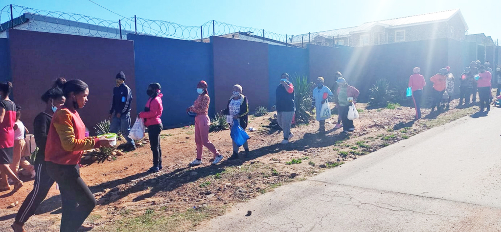 Warteschlange an der Essenausgabe