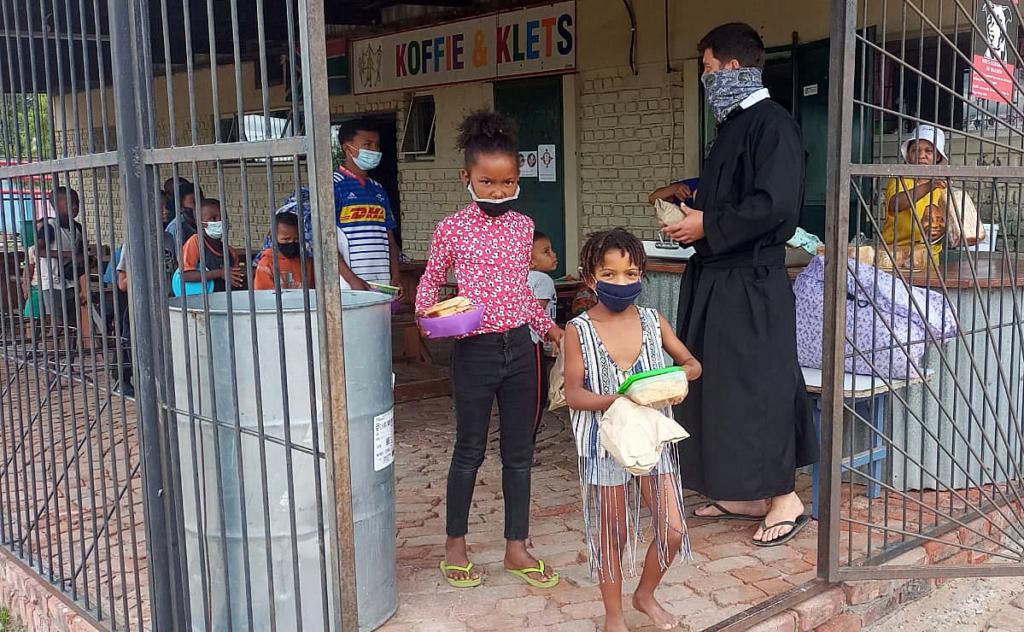 bei der Essensausgabe