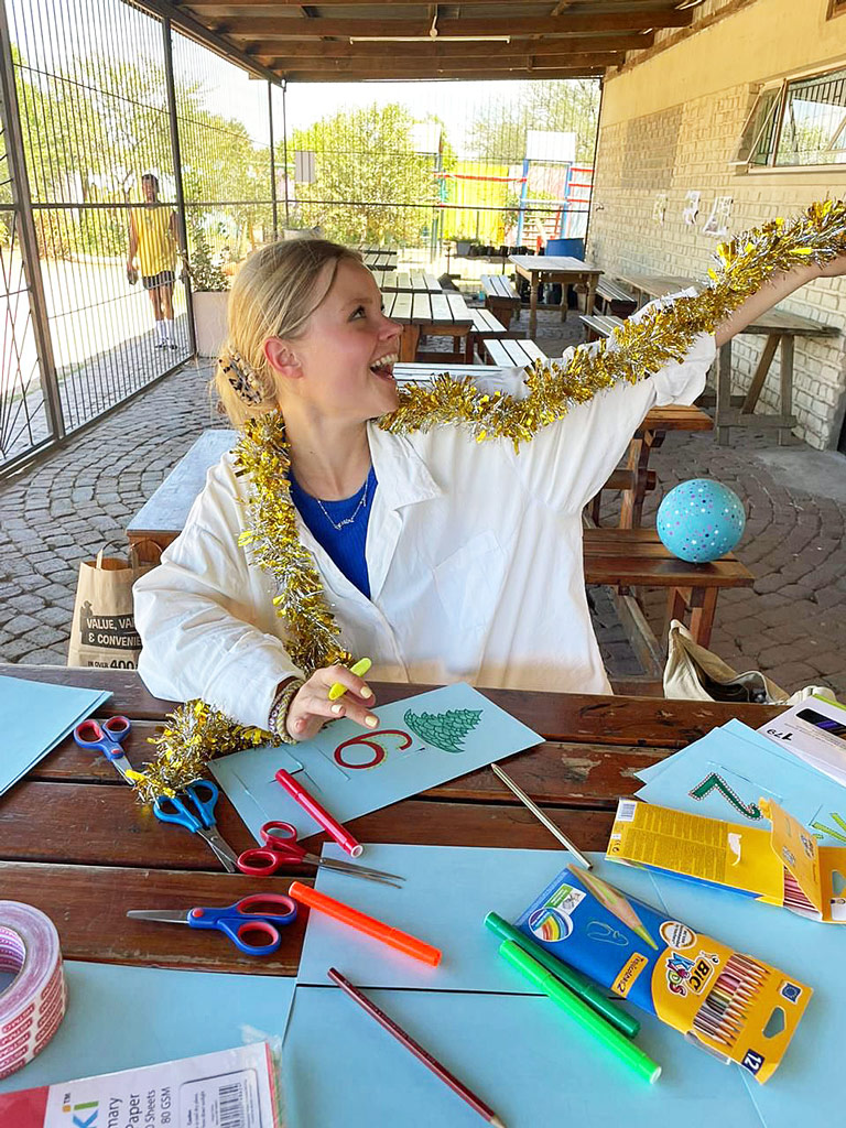 beim Basteln des Adventskalenders