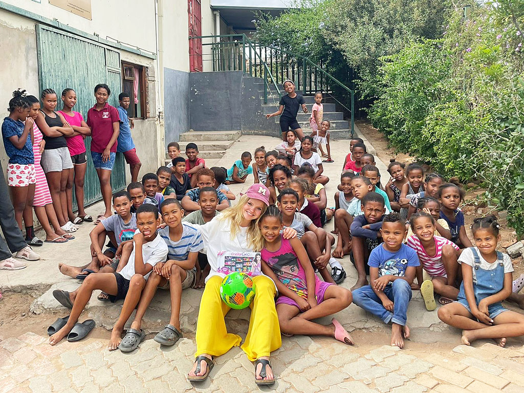 Merle im Kreis der Kinder