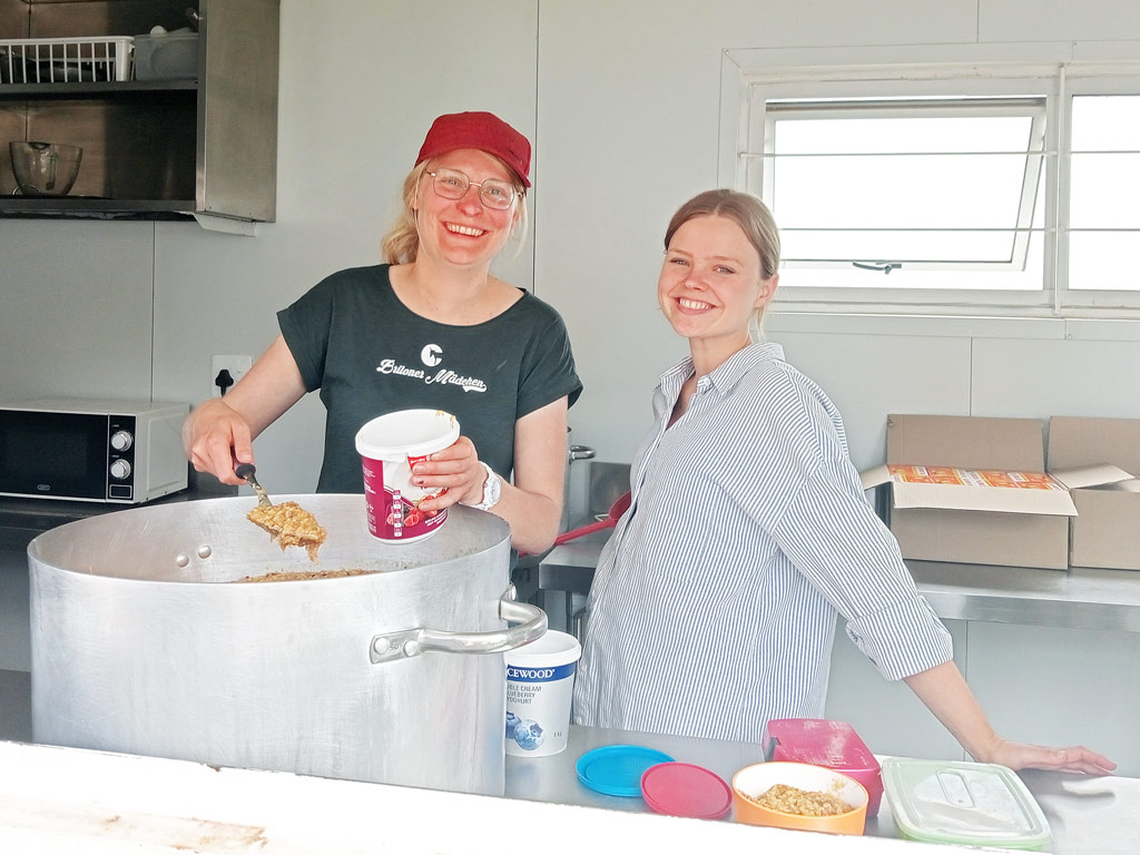 Küchendienst mit Merle und Lena
