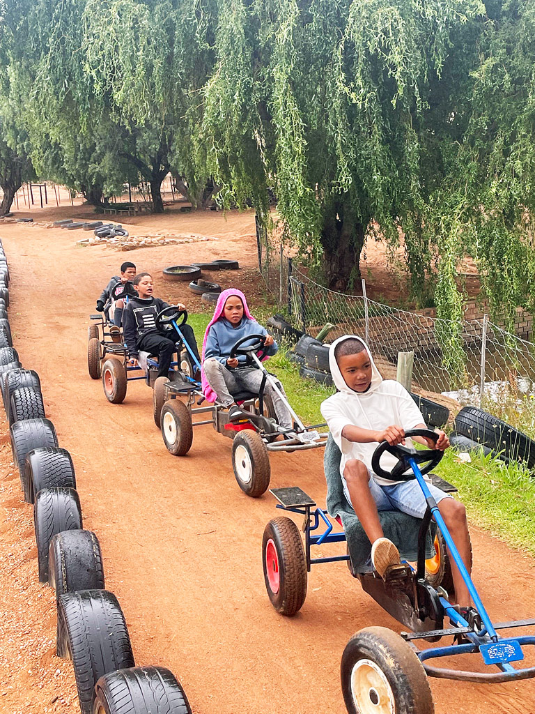 Kartfahren im Outdoor-Park