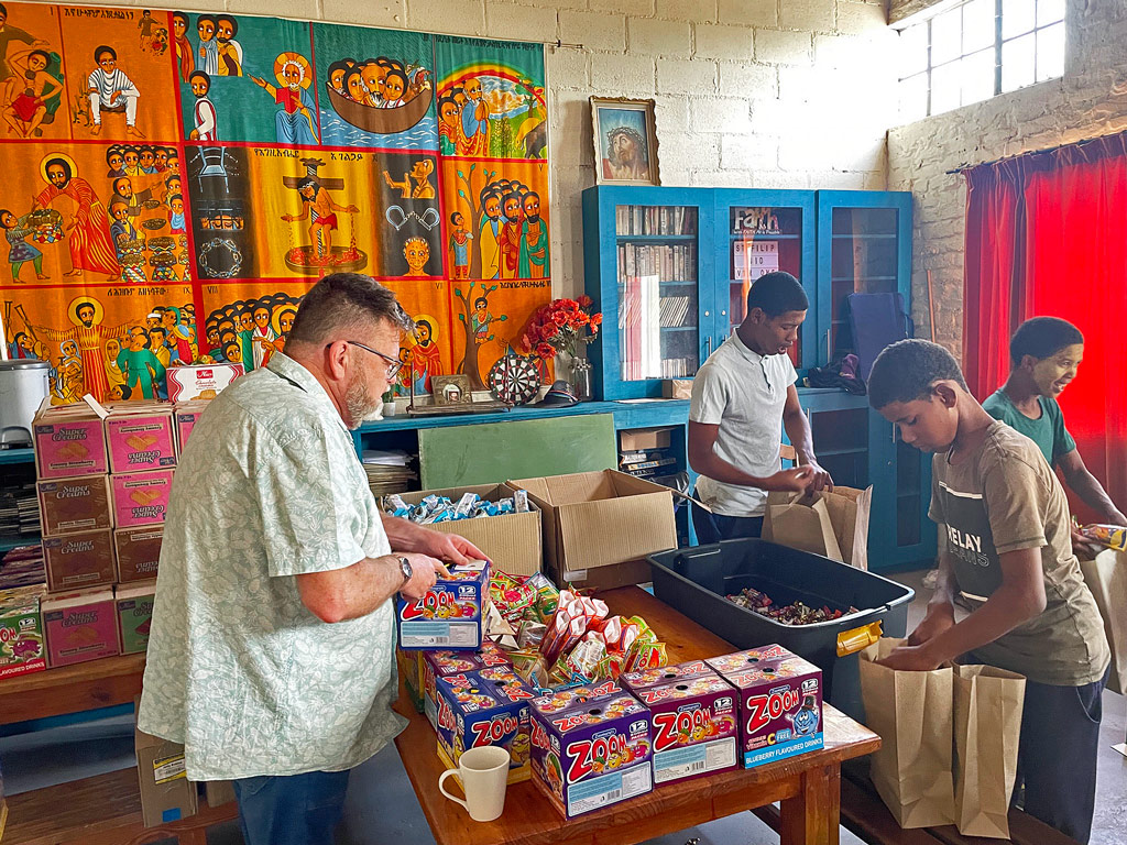 Helfende Hände beim Befüllen der Geschenktüten für die Kinder
