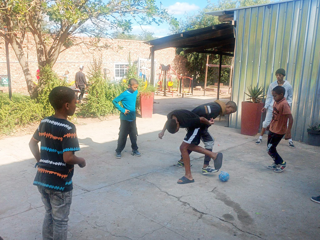 Jungen beim Ballspielen