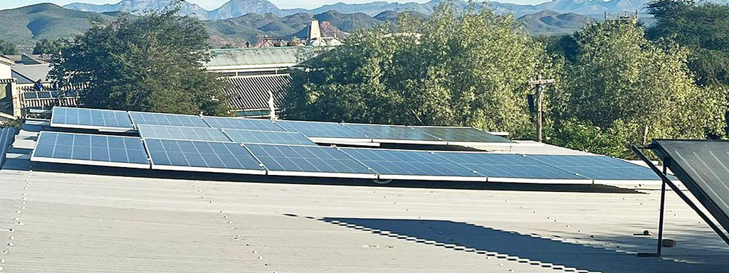Solarpanelen auf dem Dach des Centers