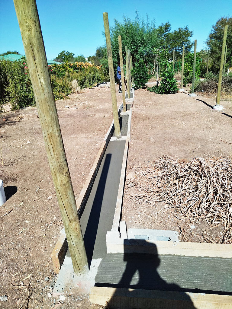 Das Aussenstreifen-Fundament wird aus Zement gegossen