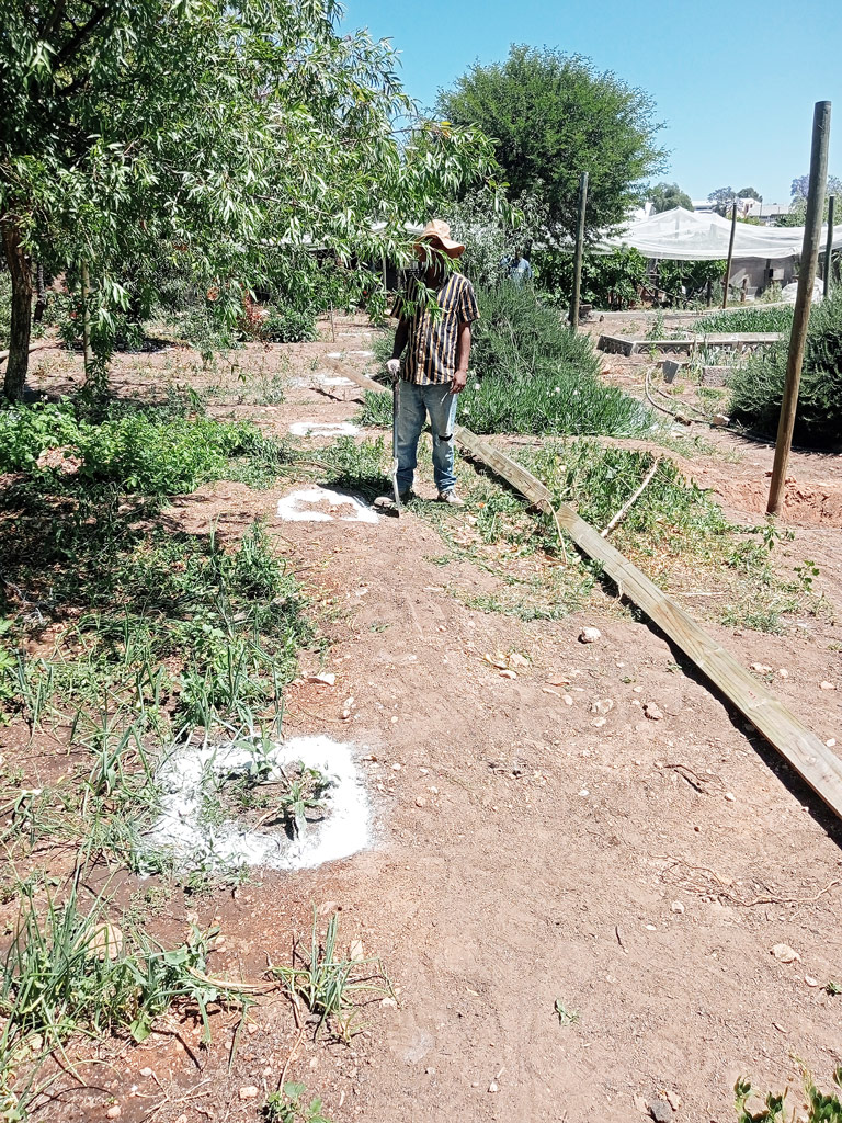 Markieren der Aushublöcher zum Setzen der Stützbalken