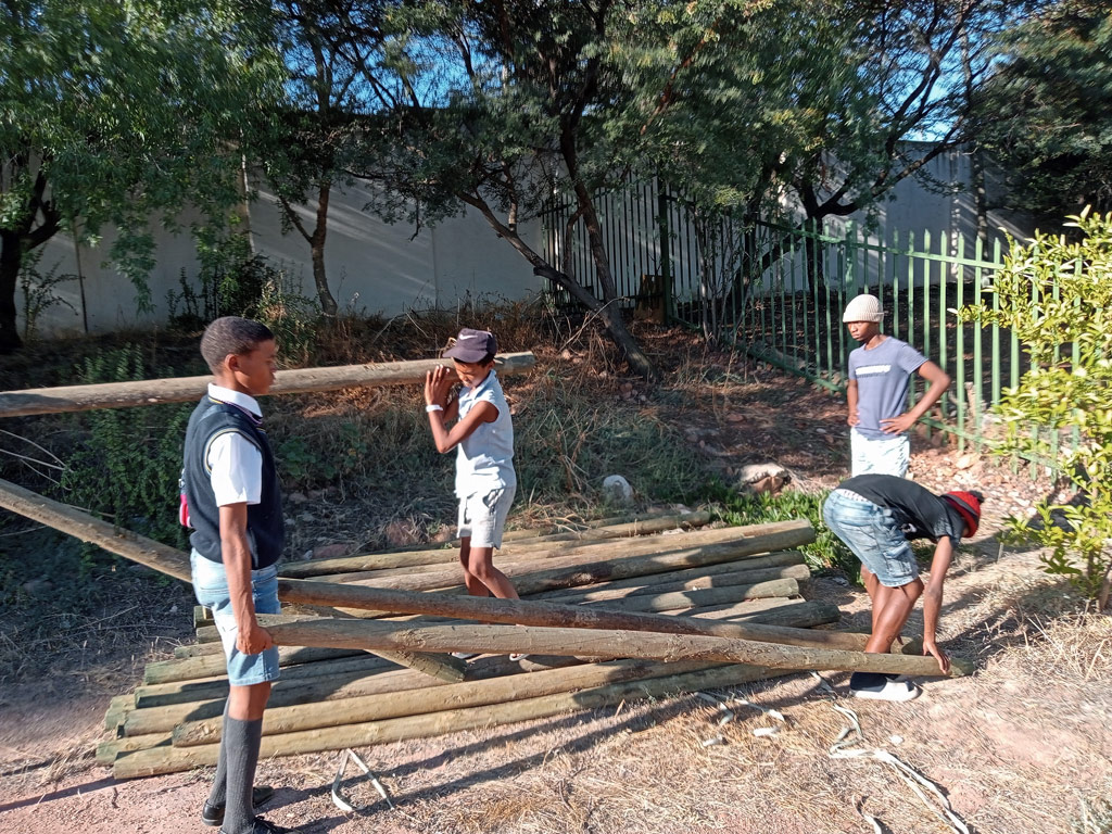 Transport der Stützbalken zum Montageort