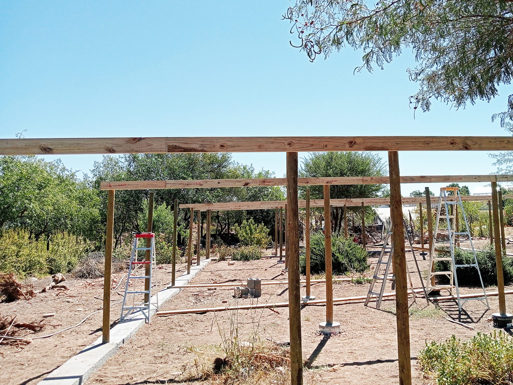 Die Querverbinder sind an den Stützbalken angebracht