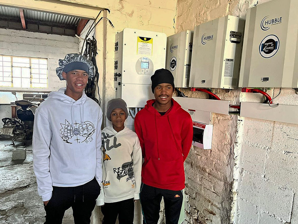 Die neuen Wechselrichter für die Solarzellen sind montiert