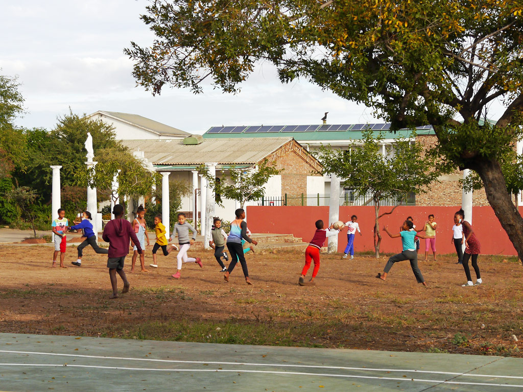 Kinder beim Spielen im Care-Center