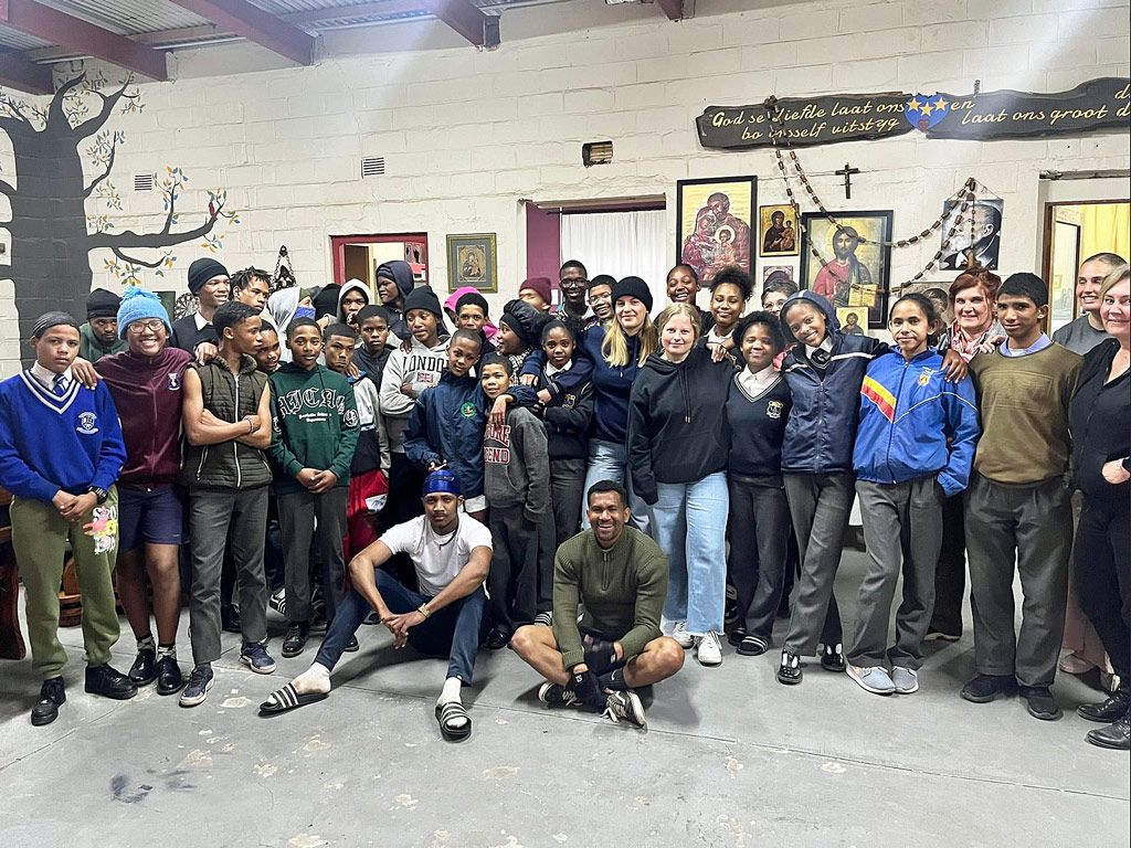 Jette und Annika im Kreis der Kinder und Mitarbeiter