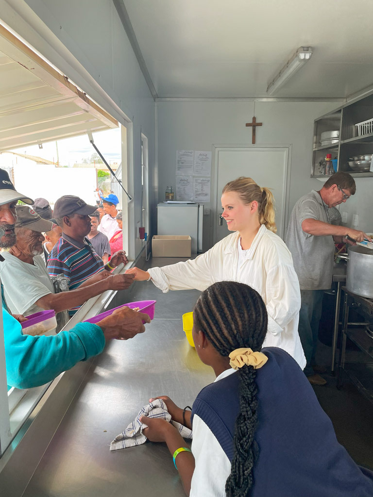 Essensausgabe an der Suppenküche