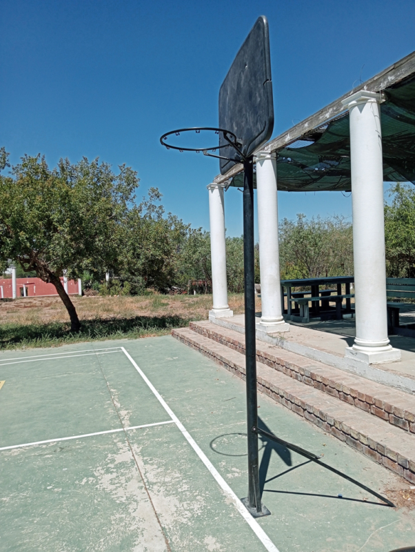 ein neuer Basketballkorb ist montiert