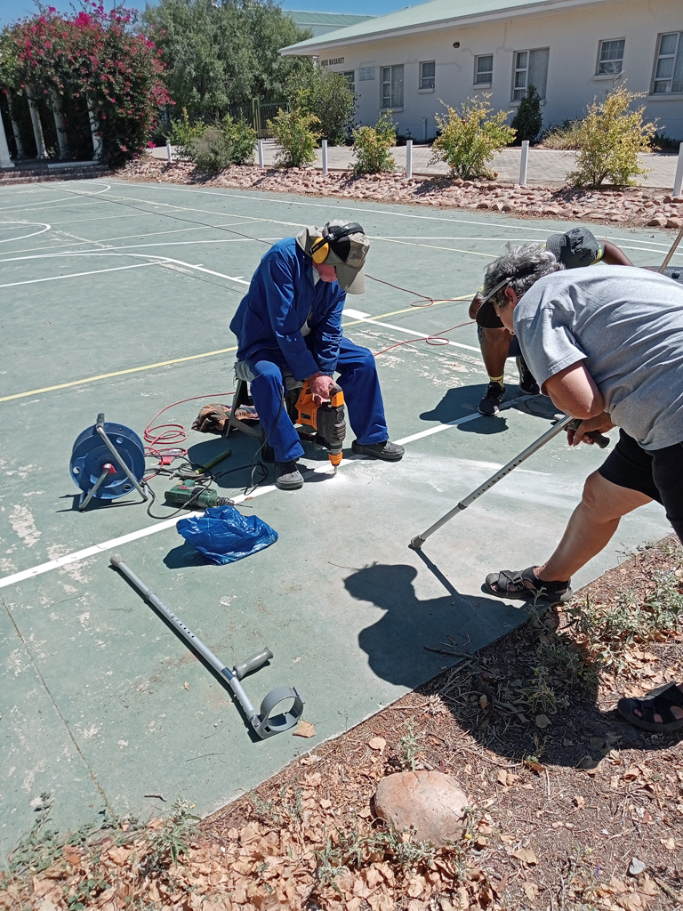 Montage eines Basketballkorbes