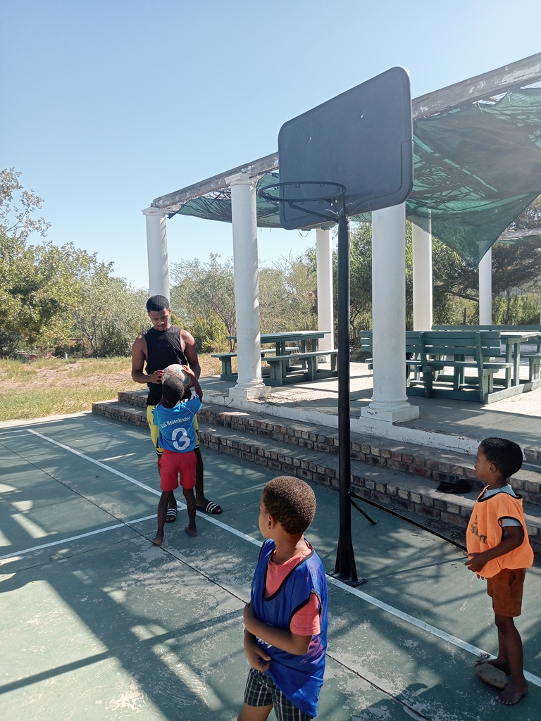 Basketballspiel mit den neuen Körben