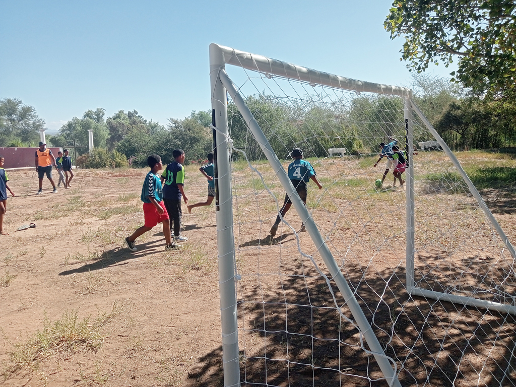 neue Tore für das Fussballfeld