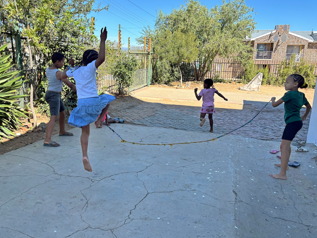 Kinder beim Spiel im Care-Center
