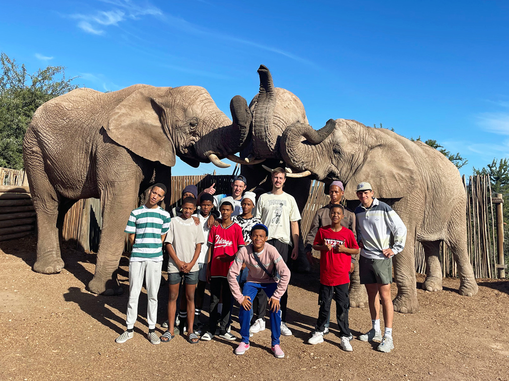 Luis beim Ausflug zu den Elefanten