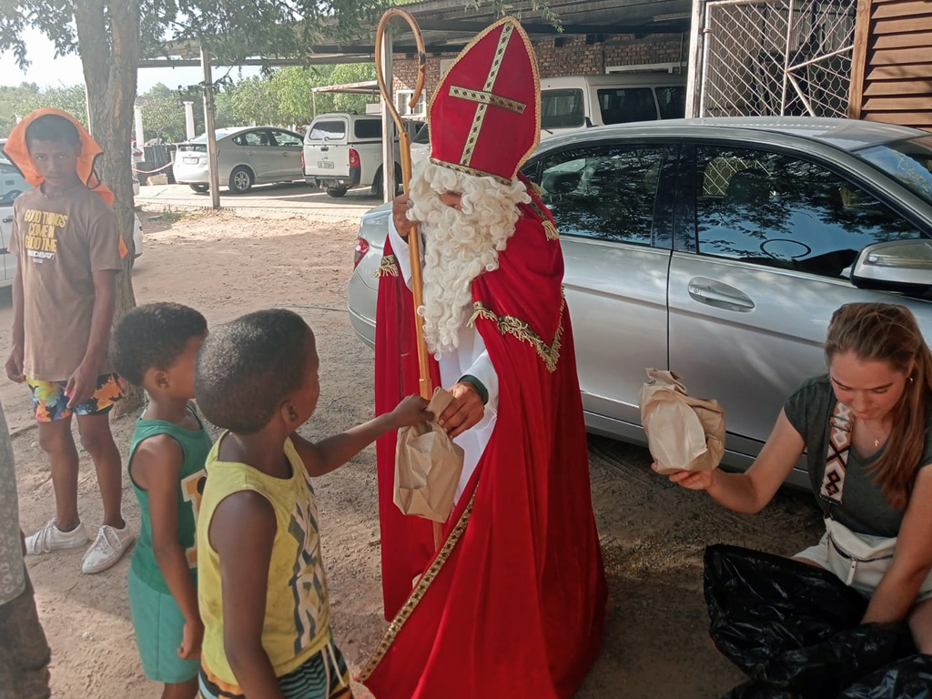 der Nikolaus überreicht jedem Kind ein Geschenk