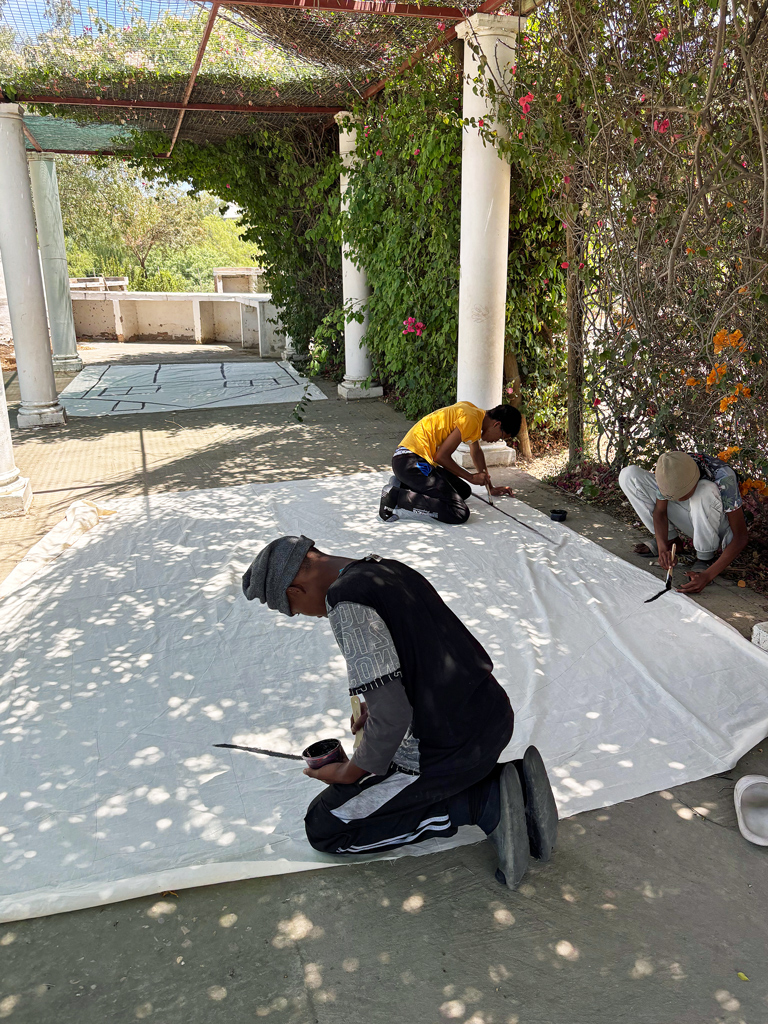 die Kulisse für das Krippenspiel wird angefertigt