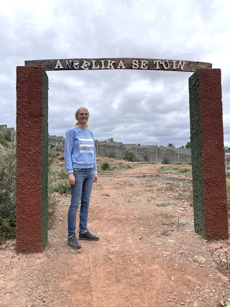 Lena am Eingang zu Angelikas Garten
