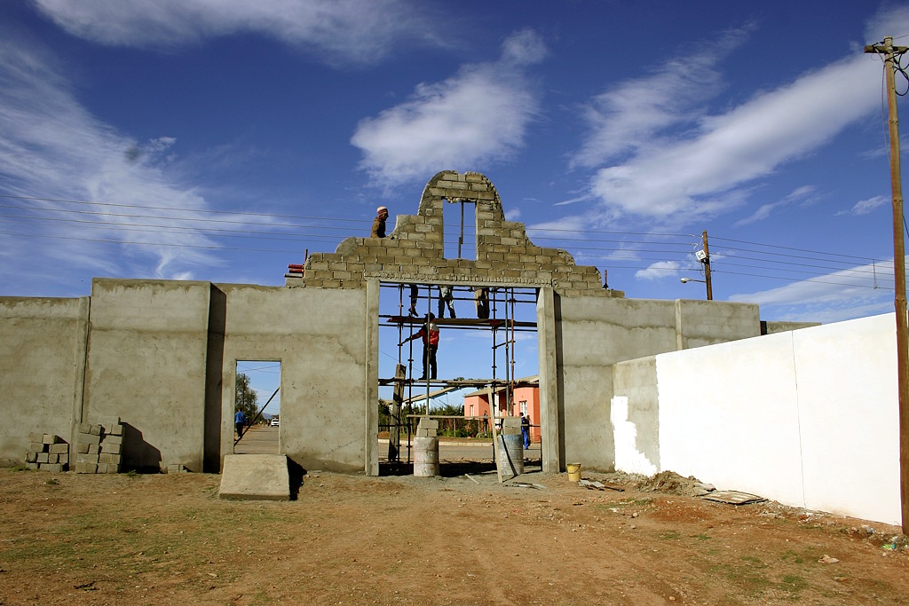 Errichtung des Eingangsportals