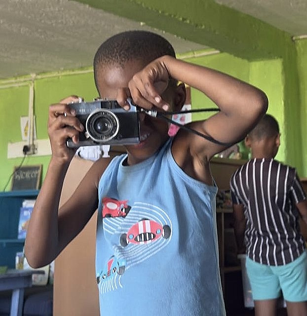 Junge mit Fotokamera