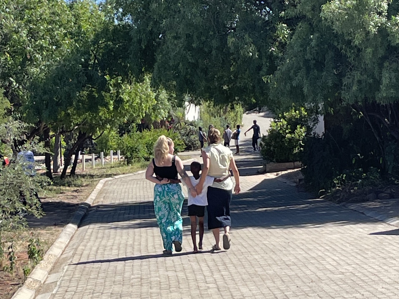 Annika und Jette und eines der Kinder im Center