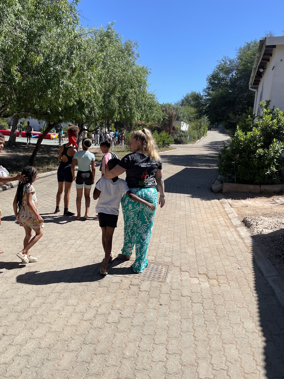 Annika und eines der Kinder im Center